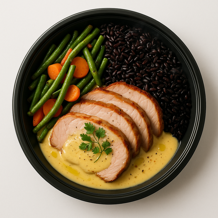 Rôti de porc sauce moutarde, riz noir & haricots verts sautés