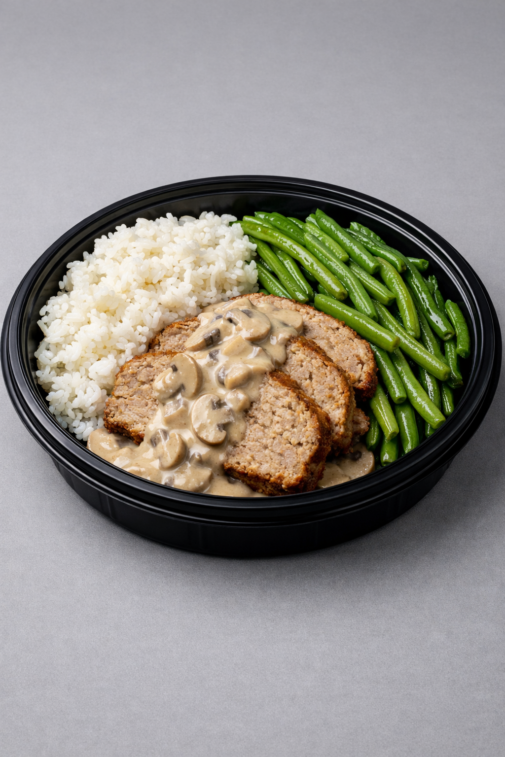 Pain de viande, haricots princesse sautés, riz blanc & sauce champignons–crème
