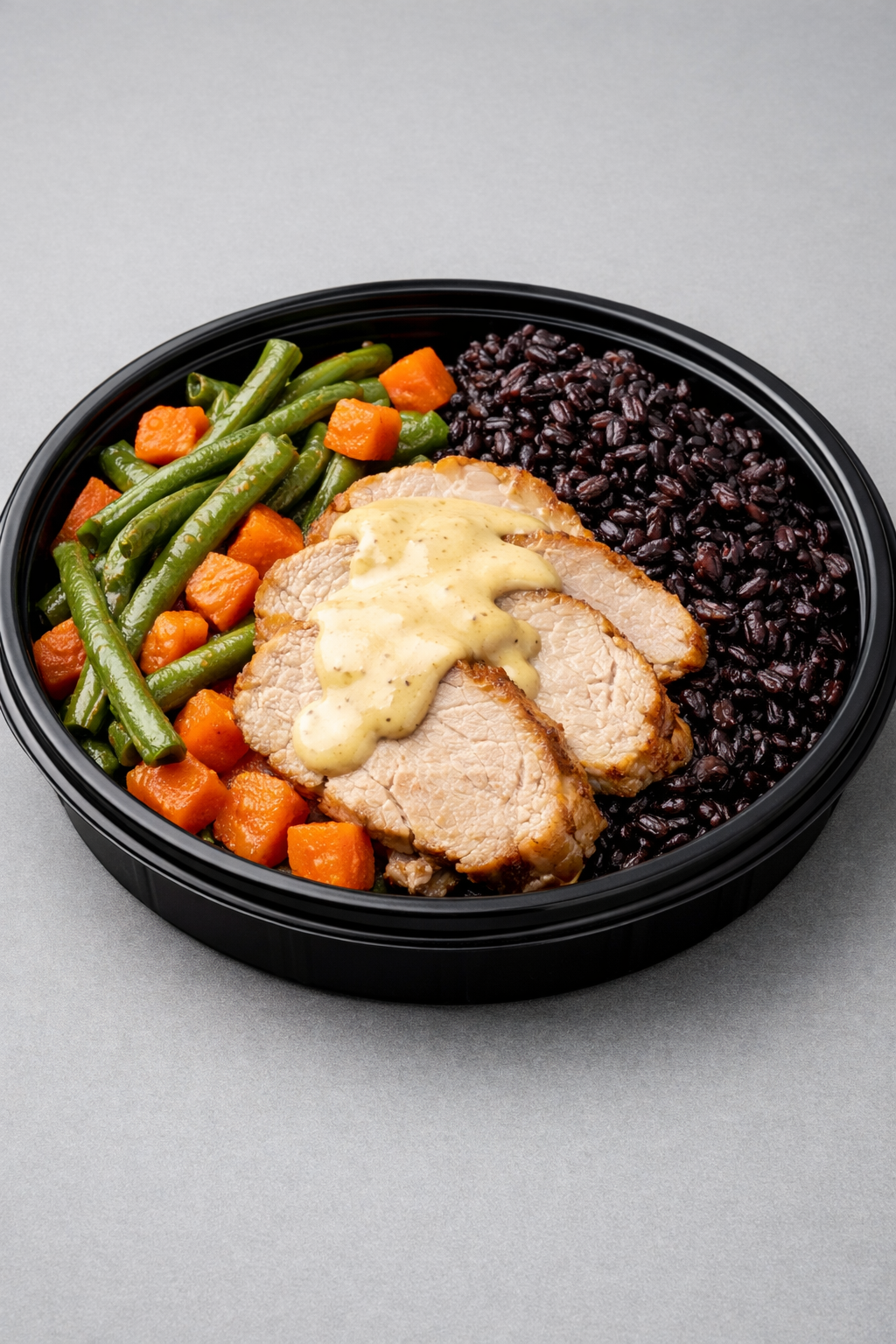 Rôti de porc sauce moutarde, riz noir & haricots verts sautés