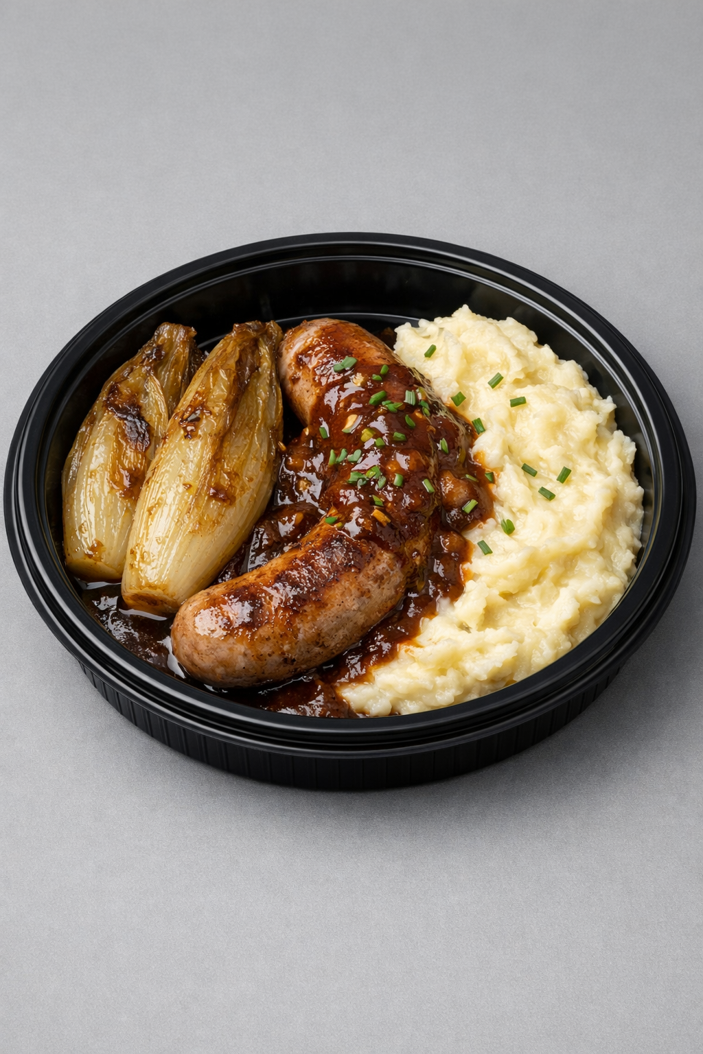 Saucisse de campagne, sauce liégeoise, purée & chicons braisés